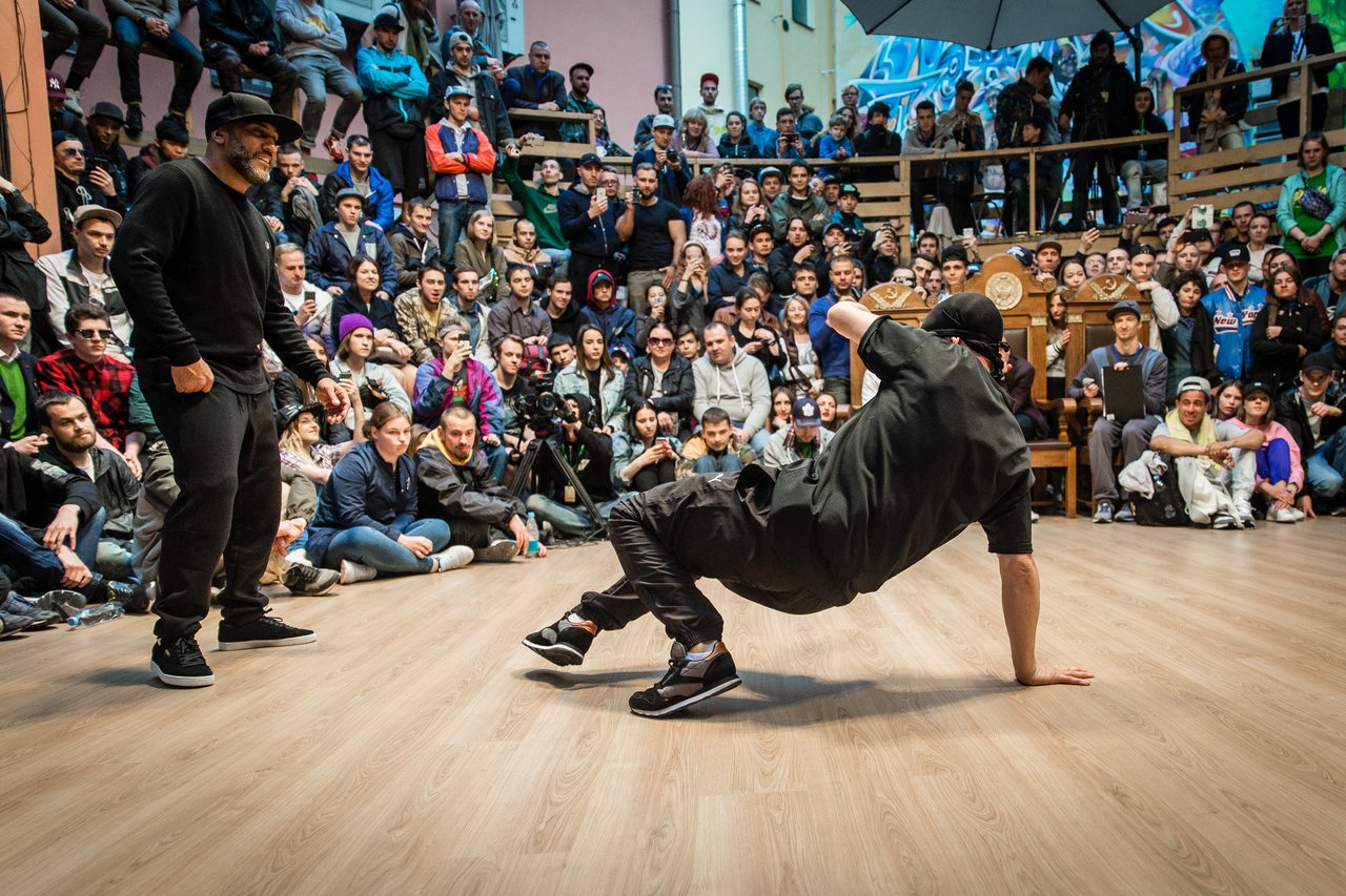 Фестиваль брейк данса. Bboy Battle. Дед танцует брейк данс. Bboy Freeze. Брейк батл зверей.